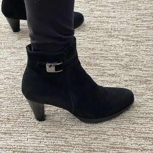 La Canadienne black suede booties